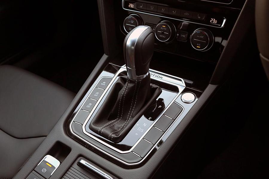 Детали интерьера Volkswagen Arteon 4Motion R-Line 2017 года  (JP) (фото 4 из 10)